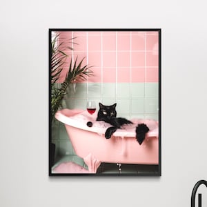 Peut inclure: Impression d'art encadrée d'un chat noir se relaxant dans une baignoire rose remplie de bulles, tenant un verre de vin rouge. Le fond est composé de carreaux roses et verts.