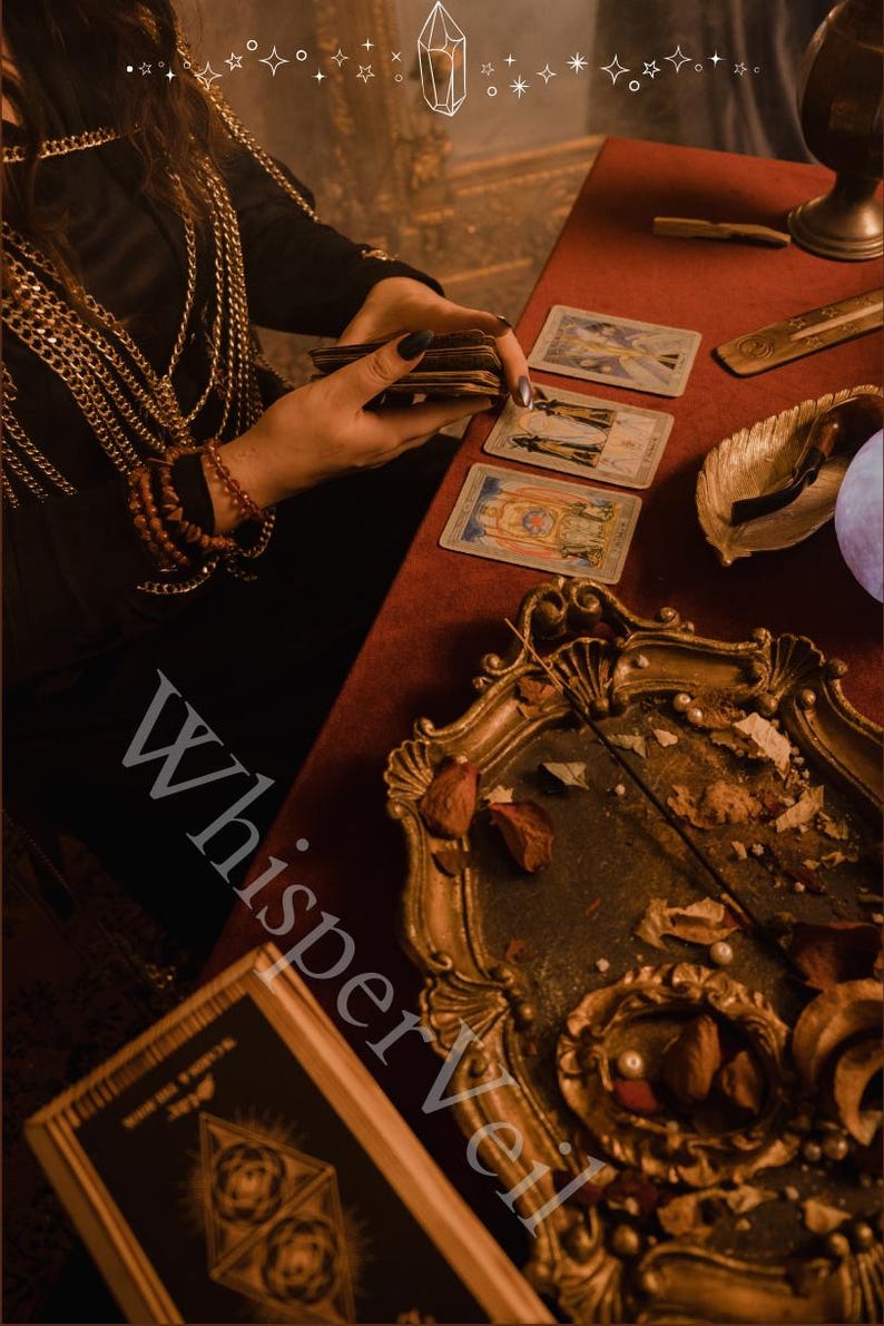 Puede incluir: Una escena m&iacute;stica con cartas del tarot sobre una mesa de terciopelo rojo. Una persona sostiene una baraja de cartas, con tres cartas boca arriba. Una bandeja dorada decorativa con p&eacute;talos de rosa secos y perlas est&aacute; en primer plano. El texto "Whisper Veil" es visible.