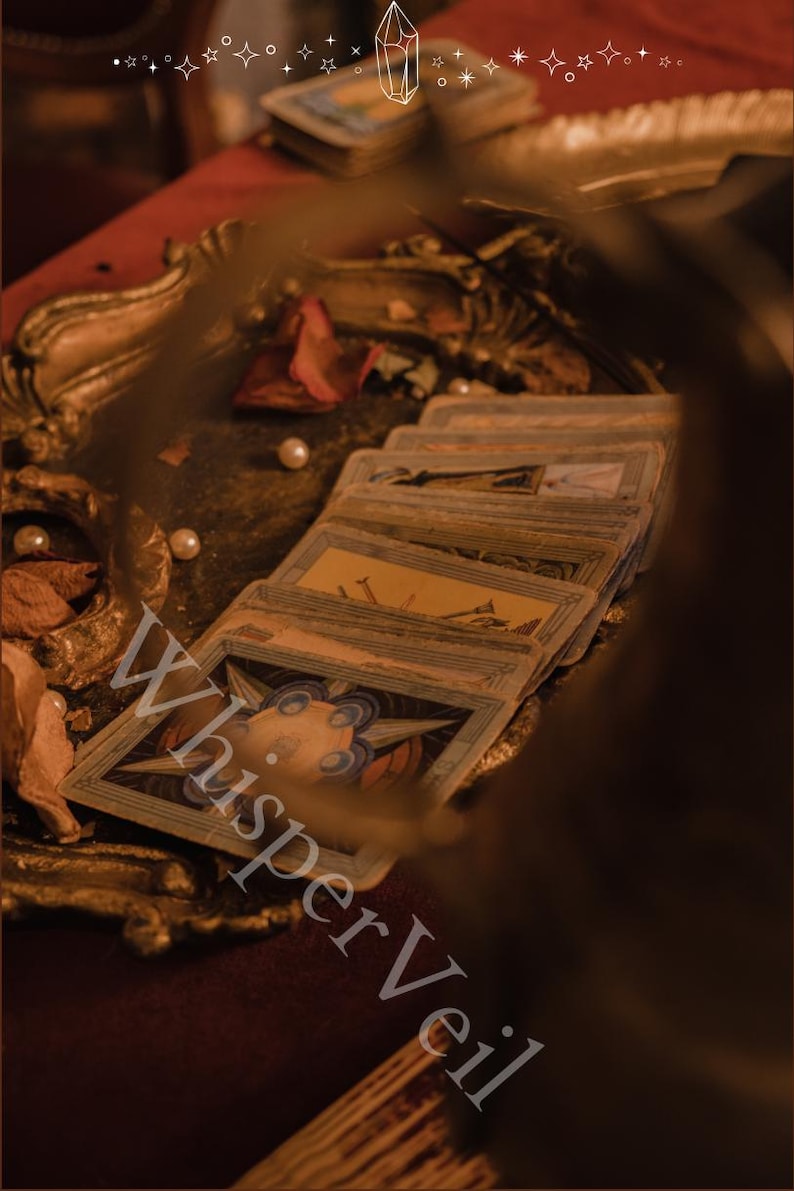 Puede incluir: Un mont&oacute;n de cartas de tarot con ilustraciones coloridas, dispuestas sobre una bandeja decorativa y ornamentada. Las cartas son el foco, con el texto "WhisperVeil" superpuesto. La escena tiene una est&eacute;tica c&aacute;lida y vintage.