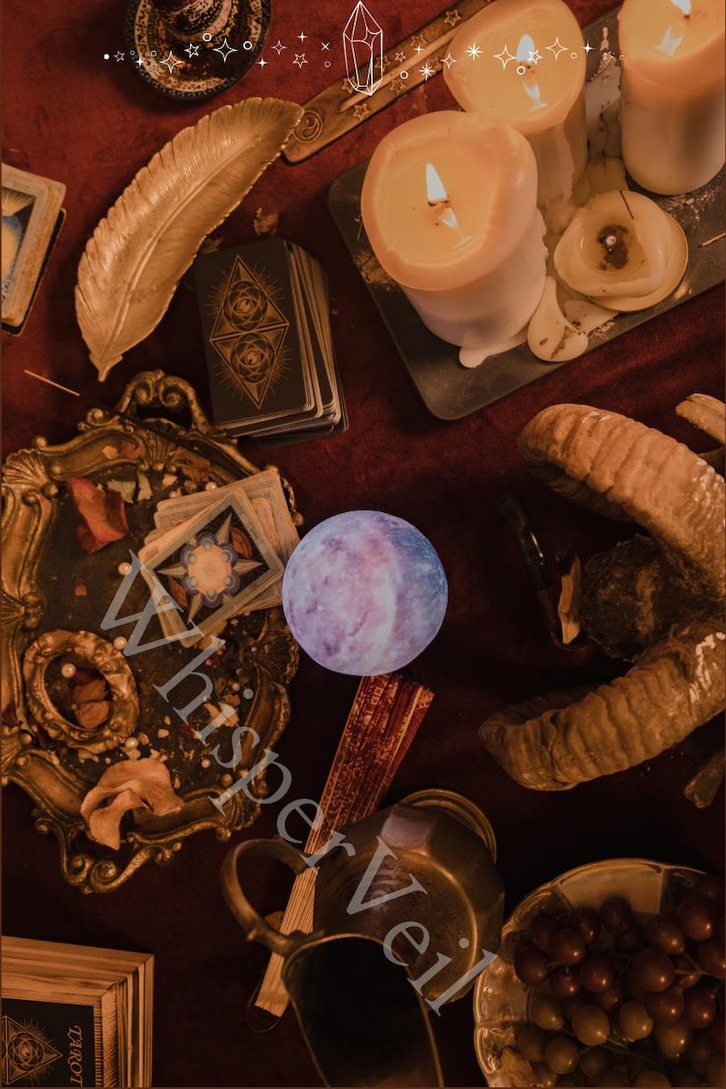 Puede incluir: Un bodeg&oacute;n m&iacute;stico con cartas del tarot, velas encendidas y una pluma decorativa. Un orbe p&uacute;rpura brillante y objetos de metal antiguos est&aacute;n dispuestos sobre una superficie rojo oscuro, creando una est&eacute;tica vintage.