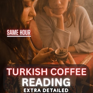 Peut inclure: Une petite tasse à motifs contenant du marc de café tenue par des mains, avec le texte SAME HOUR TURKISH COFFEE READING EXTRA DETAILED. La scène montre deux personnes, dont une portant un bandeau à sequins rouges, dans une ambiance chaleureuse.