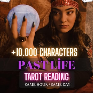 Può includere: Una donna tiene in mano una sfera di cristallo blu brillante, con testo: "+10.000 CARATTERI PAST LIFE TAROT READING SAME HOUR / SAME DAY". La donna indossa una fascia rossa con paillettes e un abito scuro. Illustrazioni di carte dei tarocchi agli angoli.