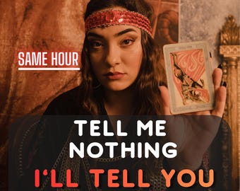 Op de afbeelding: Een persoon met een roze lovertjes hoofdband en een zwarte top met gouden kettingaccenten, die een tarotkaart vasthoudt. De afbeelding bevat de tekst SAME HOUR, TELL ME NOTHING, I'LL TELL YOU EVERYTHING in witte en oranje letters over het beeld.