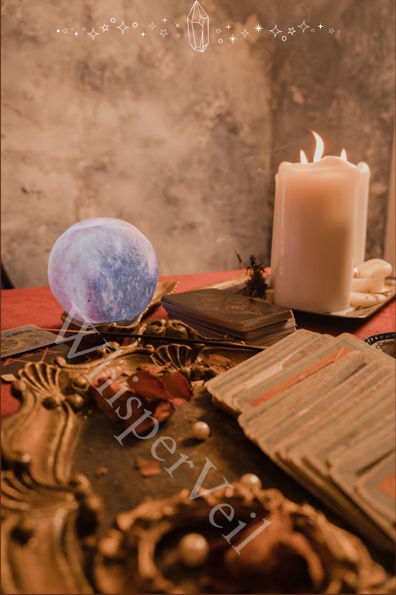 Puede incluir: Una escena m&iacute;stica con una bola de cristal brillante, cartas del tarot y una vela encendida sobre una superficie roja. La imagen tiene un ambiente c&aacute;lido y acogedor, con elementos decorativos y un tema celestial.