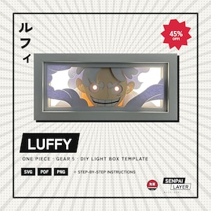 Puede incluir: Una caja de luz rectangular con un recorte de papel en capas del personaje Luffy en forma Gear 5 con ojos rojos brillantes y cabello blanco. El marco es gris y el diseño incluye el texto LUFFY, ONE PIECE, GEAR 5, DIY LIGHT BOX TEMPLATE, SVG, PDF, PNG y SENPAI LAYER.