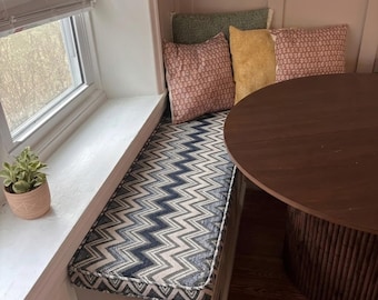 Cojín de banco personalizado de 7,6 cm de grosor con ribete. Ideal para asientos de interior, rincones de lectura, recibidores o comedores de cocina.