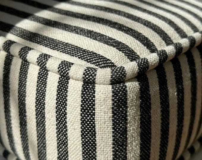 Almofada personalizada lavável com estampa listrada para banco, ideal para hall de entrada ou como almofada para banco de piano.