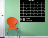Calendario mensual con etiqueta de la pared de pizarra de notas de fondo