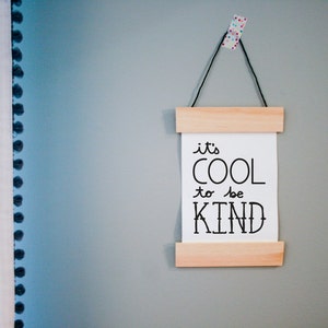 It's cool to be kind Banner Art Print Kindness Matters Druck be kind Print handgeschriebener Typografie Druck Kinderzimmer Dekor Bild 2