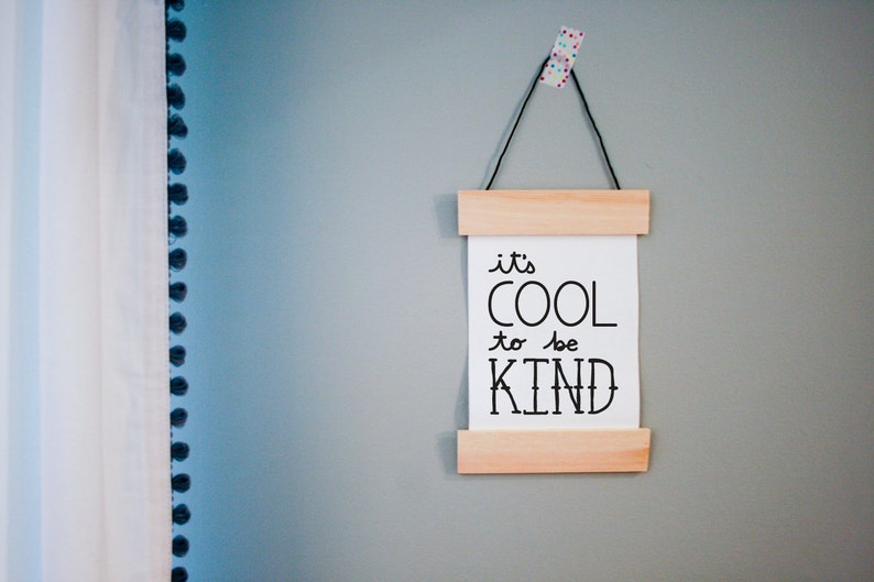 It's cool to be kind Banner Art Print Kindness Matters Druck be kind Print handgeschriebener Typografie Druck Kinderzimmer Dekor Bild 2