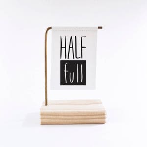 Half Full Standing Banner Leinwand Druck Winzige Kunst Mini Print Holz und Metall Motivationsspruch Handschriftliche Schrift Glas halb voll Bild 1