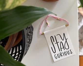 Stay Curious Banner da appendere in ottone e corda - banner in tela - stampa motivazionale - ispirazione