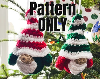Op de afbeelding: Twee gehaakte gnome-versieringen die aan een kerstboom hangen. De gnomes dragen rood-wit gestreepte hoeden, groen-wit gestreepte hoeden en hebben witte baarden. De tekst "PDF Pattern ONLY" is over de afbeelding gelegd.