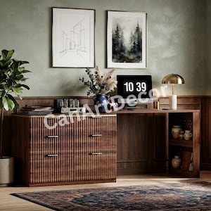 Peut inclure: Un bureau en bois foncé doté d'une façade à rainures avec quatre tiroirs horizontaux, des poignées dorées et une étagère latérale intégrée. Le plateau supporte un écran affichant 10 39, une lampe dorée et un vase bleu avec des fleurs séchées.
