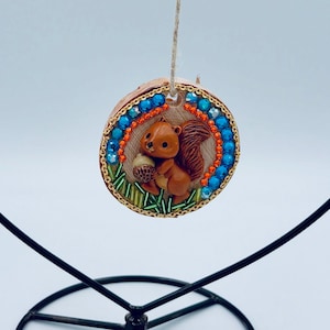 Doppelseitiges Ornament aus verschiedenen Materialien: Truthahn, Eichhörnchen, Strassverzierte Holzscheibe (7,6 cm)