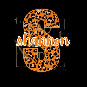 Può includere: Una lettera "S" arancione con un motivo maculato, il nome "Shannon" in corsivo bianco e uno sfondo nero. Il design è una grafica personalizzata.