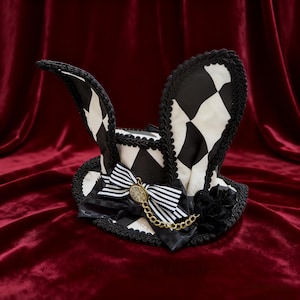 Chapeau haut de forme fait main à carreaux noirs et blancs avec oreilles de lapin - Chapeau Lolita Alice au pays des merveilles, Tea Party du Chapelier fou, Derby