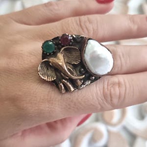 Bague éléphant en laiton martelé : perle d'eau douce, agate et rubis