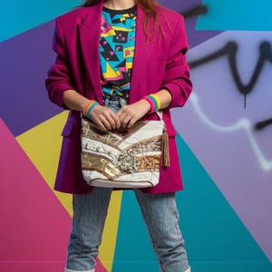 Borsa a secchiello vintage anni '80 in pelle, borsa a tracolla patchwork bianca, borsa a tracolla boho, borsa con frange e nappine, borsetta retrò in pelle