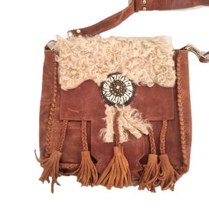 Boho Leder Crossbody Bag: Fringe Shearling & Kauri Muscheln