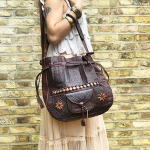 Borsa hobo in pelle lavorata: borsa a secchiello vintage, borsa a tracolla boho