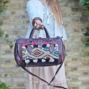 Small kilim travel bag for women - vintage leather luggage - weekend duffle bag boho - upcycled moroccan carpet rug
