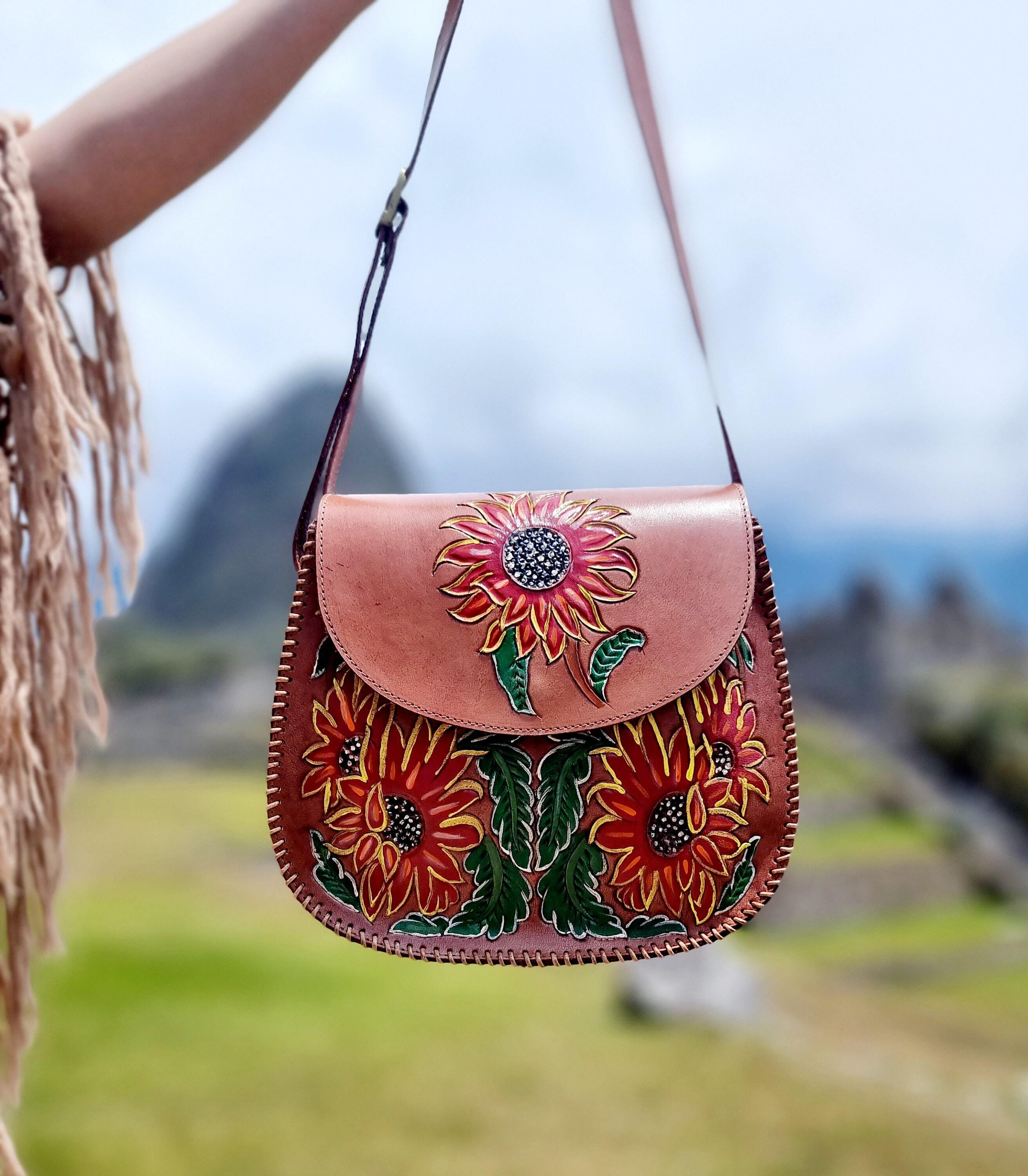 手作業で仕上げたレザーのひまわり型バッグ：ヴィンテージヒッピー風