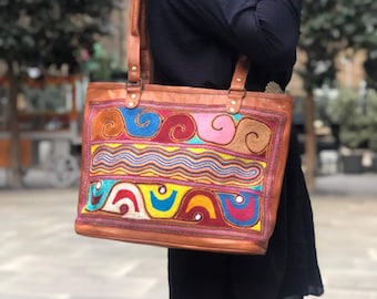 Bolso grande de cuero bordado único: un bolso llamativo y artesanal.