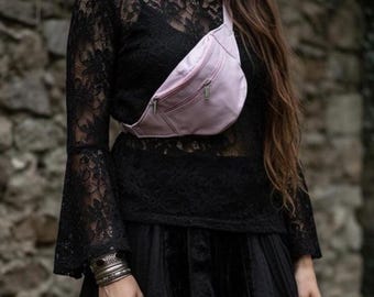 Riñonera de cuero rosa lila hecha a mano: bolso minimalista para festivales.