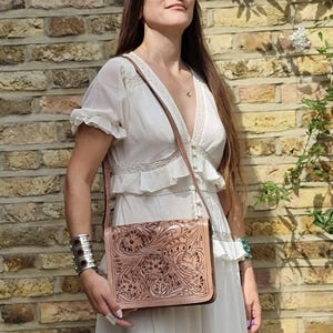Flower tooled leather purse, vintage western bag, handmade women crossbody bag, floral boho hippie bag, cowgirl saddle bag genuine leather