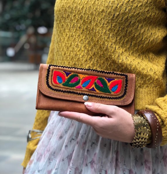 ハンドメイドレザーの花柄刺繍ウォレット：ボヘミアン風三つ折りロング