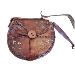 Vintage tooled leather saddle bag | 70s boho flower embossed western purse | hippie festival satchel