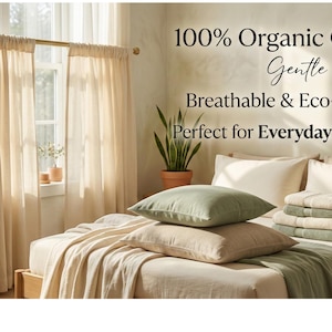 Peut inclure: Une chambre &agrave; coucher avec un lit avec une literie aux tons neutres, comprenant des oreillers et une couverture. Le texte de l'image indique "100% Organic Gentle Breathable & Eco- Perfect for Everyday". Une plante en pot et des rideaux sont &eacute;galement visibles.