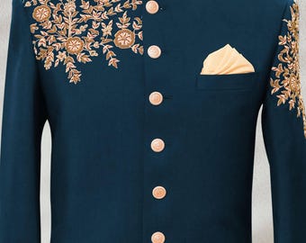Puede incluir: Chaqueta formal de color turquesa con intrincados bordados dorados en hombros y mangas. Cuello mandarín, botones dorados y pañuelo de bolsillo. Una prenda elegante para ocasiones especiales.