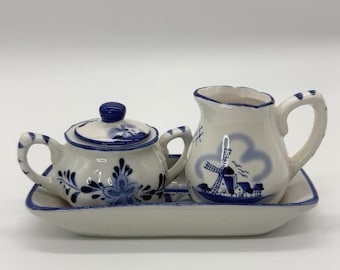 Juego de mini jarrones para crema y azúcar estilo Delft azul vintage con bandeja y molinillo de viento azul y blanco, 4 piezas.