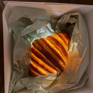 Lámpara con forma de croissant auténtico / Lámpara de resina con forma de comida / Decoración única para el hogar imagen 15