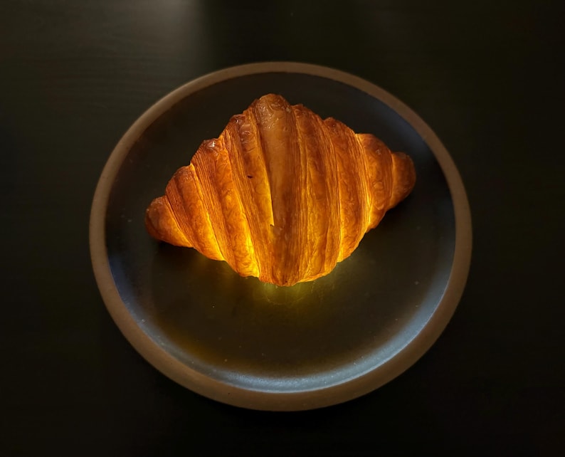 Lámpara con forma de croissant auténtico / Lámpara de resina con forma de comida / Decoración única para el hogar imagen 1