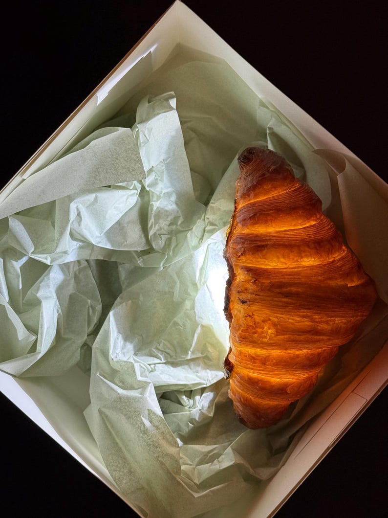 Lámpara con forma de croissant auténtico / Lámpara de resina con forma de comida / Decoración única para el hogar imagen 7