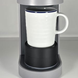 Soporte elevador antisalpicaduras para tazas compatible con Keurig, Cuisinart y más, accesorio ajustable para cafetera.