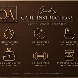 Puede incluir: Tarjeta marr&oacute;n con texto e iconos dorados que detallan las instrucciones de cuidado de las joyas. La tarjeta aconseja evitar la humedad, quitarse antes de dormir y entrar en el agua, evitar el perfume, quitarse antes de hacer ejercicio y guardar con cuidado.