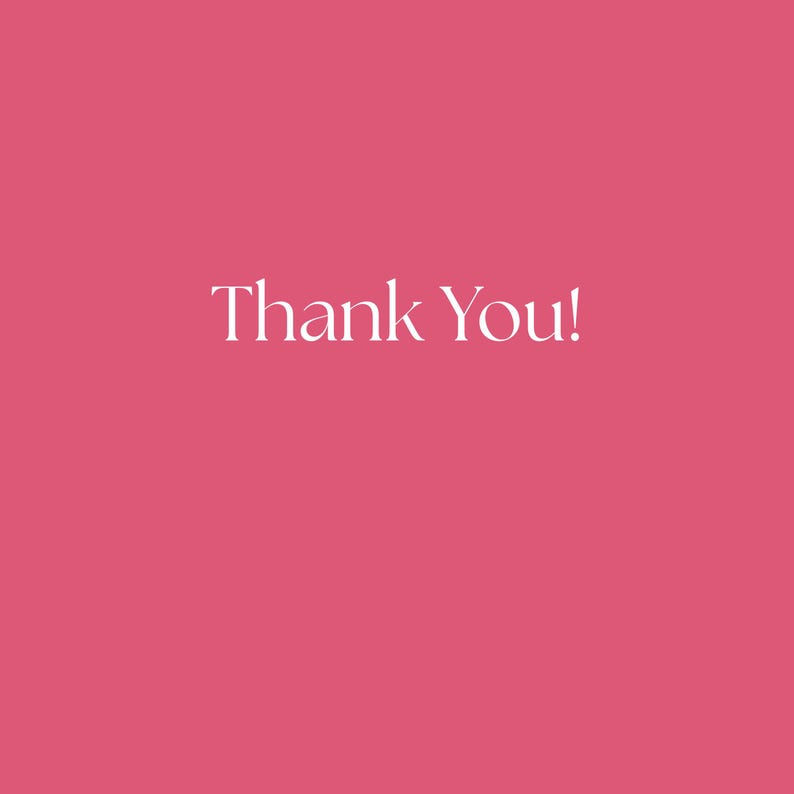 Op de afbeelding: Een effen roze achtergrond met de woorden "Thank You!" in een witte, elegante schreefletter. De tekst is gecentreerd, wat zorgt voor een eenvoudig en strak ontwerp.