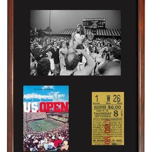 Op de afbeelding: Geraamde presentatie met een zwart-witfoto van een tennisspeler, een US Open-poster en een ticket. De poster adverteert de US Open en het ticket is voor een wedstrijd op donderdag.