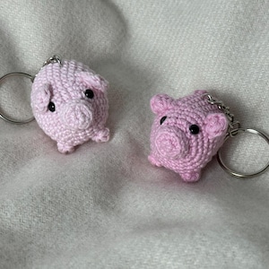 Handmade Crochet Pig Keychain – Cute Amigurumi Keyring – Funny Animal Bag Charm – Kawaii Gift for Pig Lovers