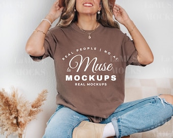 Maqueta de camiseta Comfort Colors 1717 Espresso, maqueta de camiseta C1717 Espresso, maqueta de camiseta marrón Trendy Woman, modelo real, descarga digital
