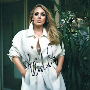 Puede incluir: Un letrero de madera rústica con la frase "Welcome to our home" en letras blancas. El letrero presenta un acabado envejecido y un diseño sencillo y acogedor.