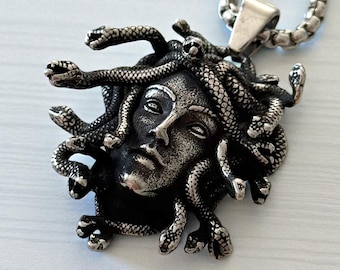 Collar para hombre y mujer con Medusa gótica, colgante de gorgona de acero inoxidable, amuleto de serpiente de la mitología griega, regalo de Navidad.