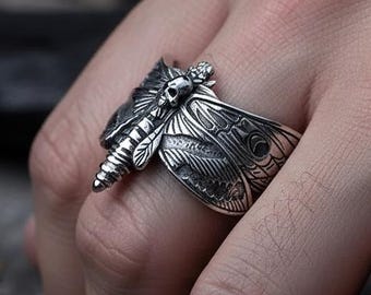 Anillo gótico con calavera y polilla, joyería de acero inoxidable con calavera y polilla, anillo llamativo para moteros, regalo de estilo oscuro académico y brujeril para él o ella