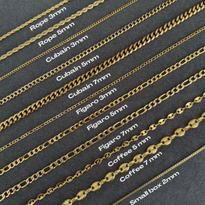 Puede incluir: Una colección de collares de cadena dorados en varios estilos y grosores. La imagen muestra diseños de cadenas de cuerda, cubanas, Figaro, granos de café y caja. Cada cadena está etiquetada con su estilo y tamaño en milímetros, como "Rope 3mm" y "Cubain 5mm".