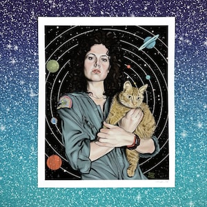 Może przedstawiać: Grafika przedstawiająca kobietę w niebieskim kombinezonie trzymającą kota pręgowanego. Tło to czarna scena kosmiczna z planetami i wzorem układu słonecznego. Kobieta ma ciemne kręcone włosy i poważny wyraz twarzy.