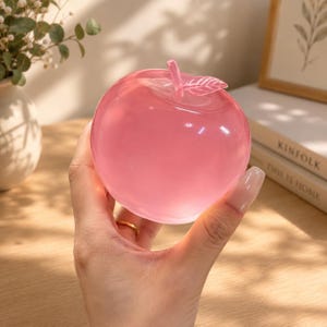 透明なピンクのリンゴ型ストレス解消ボール｜リラックスできる感覚刺激スクイーズ｜不安解消ギフト｜減圧玩具。